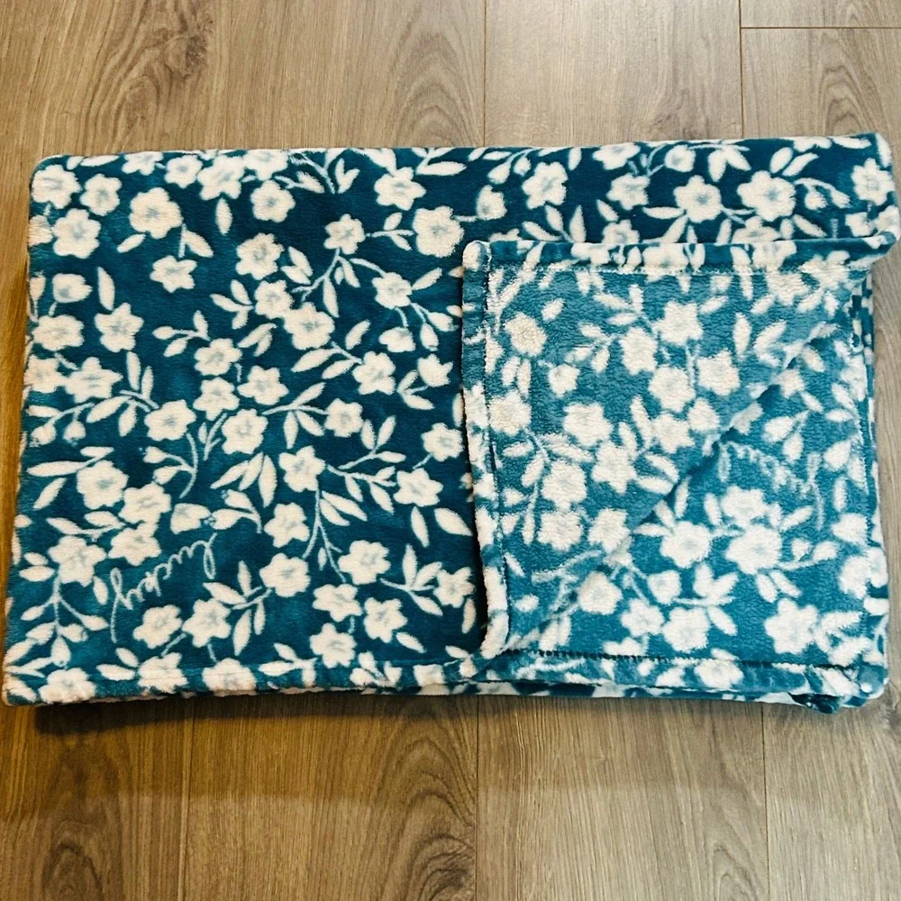 Lucky Brand Throw Blanket Teal Blue Floral Plush Fleece Soft Cozy Cottagecore